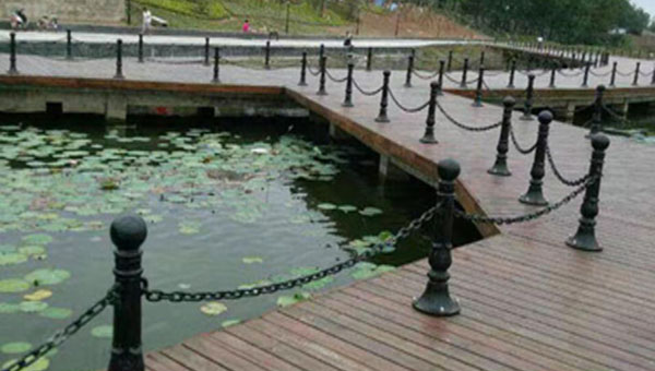 新沂鑄鐵羅馬柱河道鐵鏈護(hù)欄的安裝實(shí)例